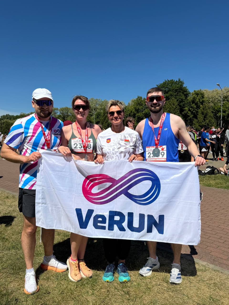 Команда VeRUN с медалями и флагом после забега